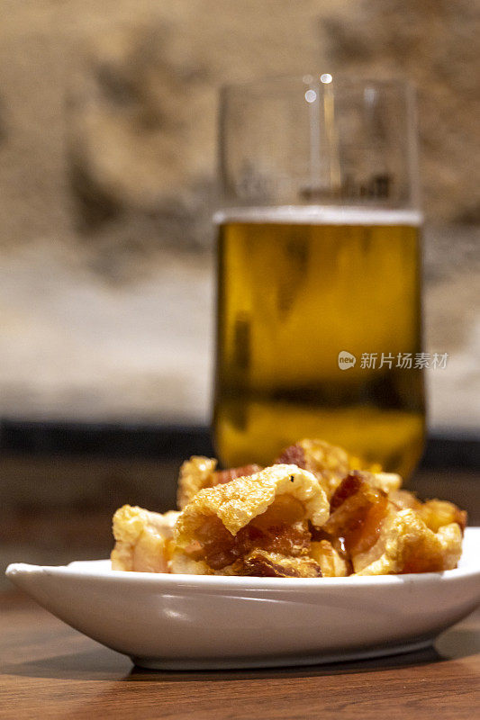 脆五花肉chicharrón (torresmo)是西班牙和拉丁美洲很受欢迎的一道菜。